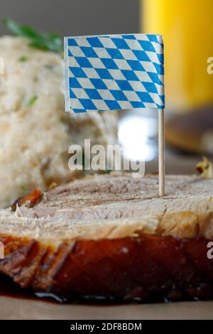 bayerisches Schweinebraten auf dunklem Holz Stockfoto