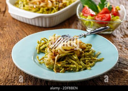 bayerischer Spinat spätzle Pasta auf Holz Stockfoto