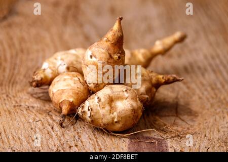 Jerusalem Artischocke auf dunklem Holz Stockfoto