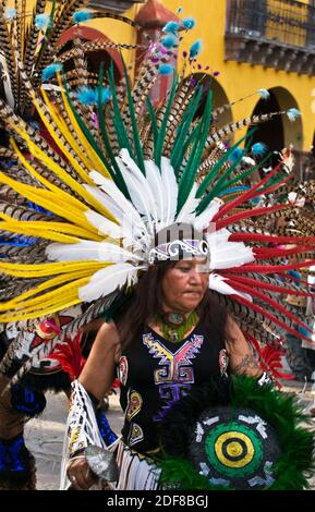 Kostümierte und gefiederte einheimische Tänzer aus allen Teilen Mexikos Nehmen Sie an der jährlichen PARADE ZUM UNABHÄNGIGKEITSTAG im September Teil - SAN MIGUEL DE ALLE Stockfoto
