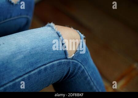 Nahaufnahme ein Vintage-Jean-Stil ohne Knie. Stockfoto