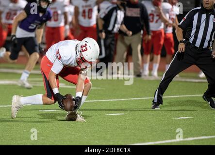 Reed Runkel (33) von Vista Ridge nimmt einen lockeren Ball auf und führt ihn für einen Touchdown im dritten Viertel ein, als Cedar Park Vista Ridge (weiß) einen entscheidenden Sieg über Round Rock Cedar Ridge (blau) in einem District 25 6A High School Football Spiel bei Dragon erzielt Stadion in Round Rock. Vista Ridge gewann, 38-24. Stockfoto