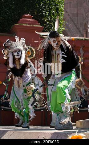 Tanzgruppen kommen aus allen Teilen Mexikos und repräsentieren ihre Region bei der jährlichen PARADE ZUM UNABHÄNGIGKEITSTAG im September - SAN MIGUEL DE ALLENDE, MEXI Stockfoto