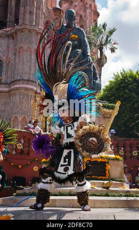 Tanzgruppen kommen aus allen Teilen Mexikos und repräsentieren ihre Region bei der jährlichen PARADE ZUM UNABHÄNGIGKEITSTAG im September - SAN MIGUEL DE ALLENDE, MEXI Stockfoto