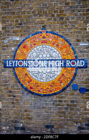 Mosaikkunst für das Eingangsschild zum Bahnhof Leytonstone High Road verwendet bt Transport für London TFL. Stockfoto