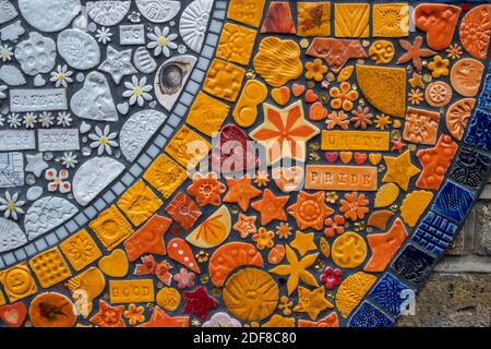 Mosaikkunst für das Eingangsschild zum Bahnhof Leytonstone High Road verwendet bt Transport für London TFL. Stockfoto