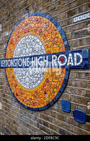 Mosaikkunst für das Eingangsschild zum Bahnhof Leytonstone High Road verwendet bt Transport für London TFL. Stockfoto