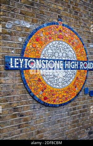 Mosaikkunst für das Eingangsschild zum Bahnhof Leytonstone High Road verwendet bt Transport für London TFL. Stockfoto