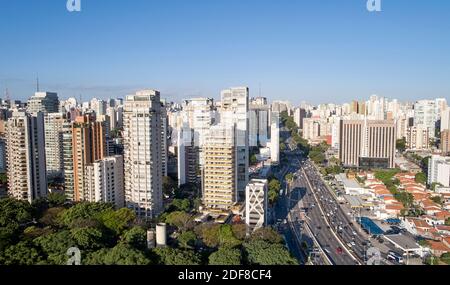 Luftaufnahme von Sao Paulo Stadt, Autoverkehr in 23 de Maio Avenue, Nord-Süd-Korridor, Handels-und Wohngebäude in Sao Paulo Stadt, Brasilien Stockfoto