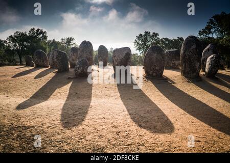 Gesamtansicht des Almendres Cromlech, Evora, Portugal, Europa. Stockfoto