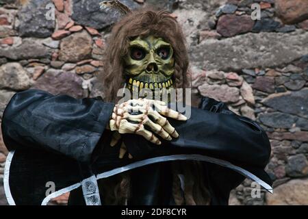 EINHEIMISCHE TANZGRUPPEN aus ganz MEXIKO ziehen durch die Straßen, um San Miguel Arcangel, den Schutzpatron von SAN MIGUEL DE ALLE, zu feiern Stockfoto