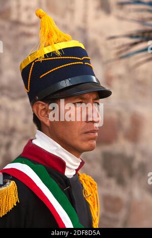 EINHEIMISCHE TANZGRUPPEN aus ganz MEXIKO ziehen durch die Straßen, um San Miguel Arcangel, den Schutzpatron von SAN MIGUEL DE ALLE, zu feiern Stockfoto