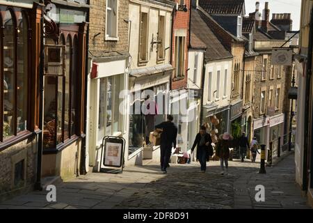 Catherine Hill eine schmale, steile Straße mit vielen kleinen unabhängigen Händlern in Frome, Somerset.UK Stockfoto