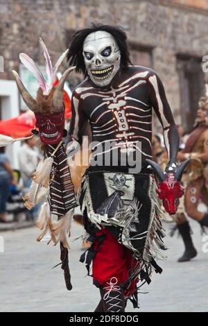 EINHEIMISCHE TANZGRUPPEN aus ganz MEXIKO ziehen durch die Straßen, um San Miguel Arcangel, den Schutzpatron von SAN MIGUEL DE ALLE, zu feiern Stockfoto