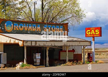 Verlassene REVADA-FILIALE und TANKSTELLE in der Nähe der Grenze zu Oregon - NEVADA Stockfoto