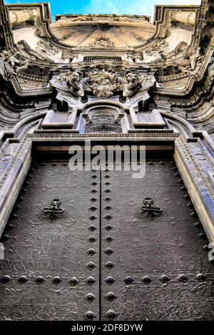 Turmglocke, geschnitzte Steindetails und Eingangstor der Hauptfassade der Kathedrale von Murcia. Stockfoto