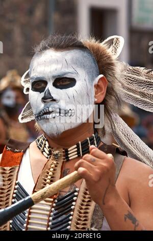 EINHEIMISCHE TANZGRUPPEN aus ganz MEXIKO ziehen durch die Straßen, um San Miguel Arcangel, den Schutzpatron von SAN MIGUEL DE ALLE, zu feiern Stockfoto