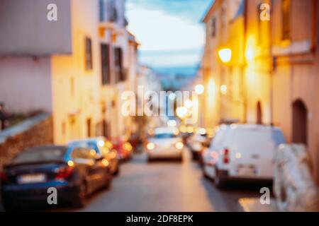 Abstrakt Unschärfe Boke Bokeh Hintergrund Der Europäischen Town Street In Abend Sonnenuntergang Oder Sonnenaufgang Zeit. Viele Autos Parkten Auf Der Straße Stockfoto