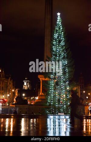 Trafalgar Square, London, Großbritannien. Dezember 2020. Die Weihnachtsbaumlichter am Trafalgar Square sind eingeschaltet. Kredit: Matthew Chattle/Alamy Live Nachrichten Stockfoto