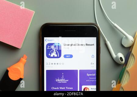 New York, USA - 1. Dezember 2020: Shanghai Disney Resort Mobile App Icon auf dem Telefonbildschirm Draufsicht, illustrative Editorial. Stockfoto