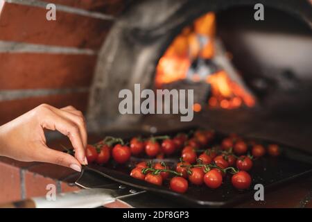 Gemischte Rasse weibliche Köchin in der Küche Stockfoto