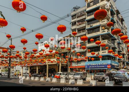 Yangon, Myanmar - 20. Januar 2020. Belebte Straße in Chinatown mit roten Laternen. Farbenfrohe exotische Stadtszene. Die größte burmesische Stadt. Chinesische Finanzbranche Stockfoto