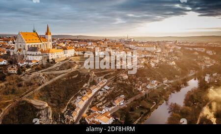 Luftaufnahme von Znojmo, Südmähren, Tschechische republik. St. Nicholas Cathedral, historisches Zentrum, Thaya River.Riverside Häuser und Festung auf dem Felsen. Stockfoto