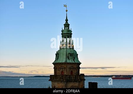 Blick auf Schweden bei Sonnenuntergang vom Dach des Kronborg Schlosses, Dänemark, berühmt als Kulisse für Hamlet. Ein Containerschiff kommt vorbei. Stockfoto