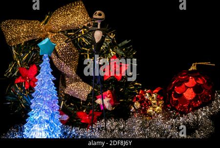 Charming Jack Skellington von Nacht vor Weihnachten von festlichen umgeben Verzierungen Stockfoto