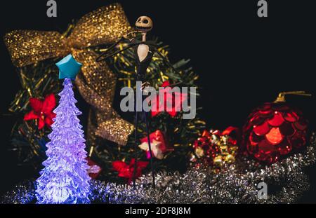 Charming Jack Skellington von Nacht vor Weihnachten von festlichen umgeben Verzierungen Stockfoto