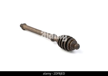 Brauner Honiglöffel auf weißem Hintergrund. Stockfoto