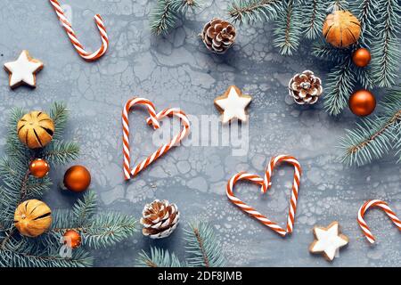 Grau strukturiert Weihnachten Hintergrund Draufsicht auf Zero Waste biologisch abbaubare Weihnachtsdekorationen. Stockfoto