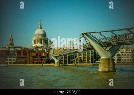 Millennium Bridge bietet Fußgängerzugang zwischen der Süd- und Nordseite der Themse. Blick beinhaltet St. Pauls und die Millennium-Brücke. Stockfoto