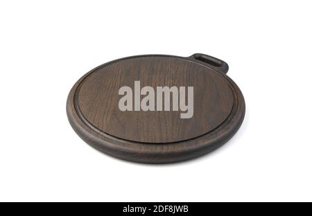Holzrunde Schneidebrett aus Eichenmaterial, in einer dunkelbraunen Farbe lackiert, isoliert auf weißem Hintergrund. Stockfoto