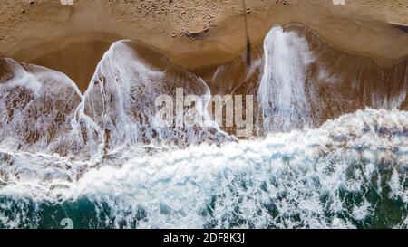 Riesige große Wellen von oben auf der Insel Sizilien, Drohnenblick am Strand und riesige Wellen Sicilia Stockfoto