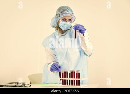 Experimentelles Behandlungskonzept. Laboruntersuchungen der respiratorischen Coronavirus-Krankheit. Molekulare Methoden nutzen die Polymerasekettenreaktion. Coronavirus Impfstoff. Viruserkennung. Arzt arbeitet im Labor. Stockfoto