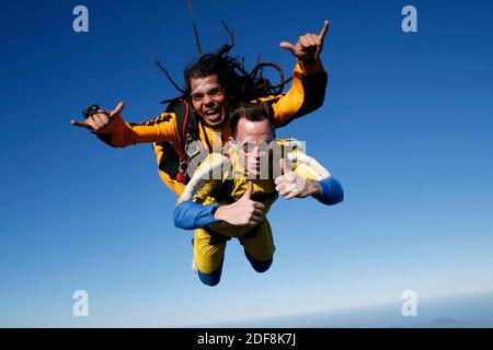 Fallschirmspringen Tandem Dreadlocks Lehrer Stockfoto