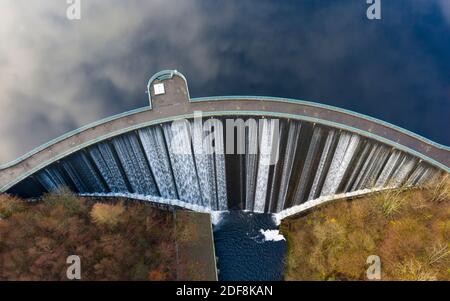 Glen Devon, Schottland, Großbritannien. Dezember 2020. Luftaufnahme des Wassers vom Castlehill Stausee, der über den verschütteten Wasserweg auf dem Castlehill Dam in Perth & Kinross fließt. Iain Masterton/Alamy Live News Stockfoto