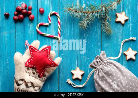 Zero Waste Weihnachten Hintergrund. Xmas flach legen mit Herz aus gestreifte Candy Canes auf türkisfarbenem Holz. Stockfoto