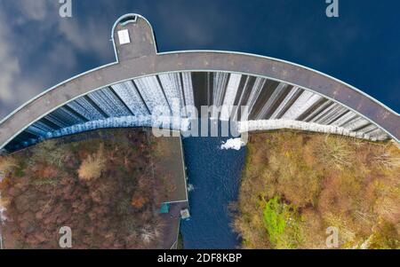 Glen Devon, Schottland, Großbritannien. Dezember 2020. Luftaufnahme des Wassers vom Castlehill Stausee, der über den verschütteten Wasserweg auf dem Castlehill Dam in Perth & Kinross fließt. Iain Masterton/Alamy Live News Stockfoto