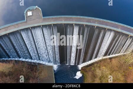 Glen Devon, Schottland, Großbritannien. Dezember 2020. Luftaufnahme des Wassers vom Castlehill Stausee, der über den verschütteten Wasserweg auf dem Castlehill Dam in Perth & Kinross fließt. Iain Masterton/Alamy Live News Stockfoto