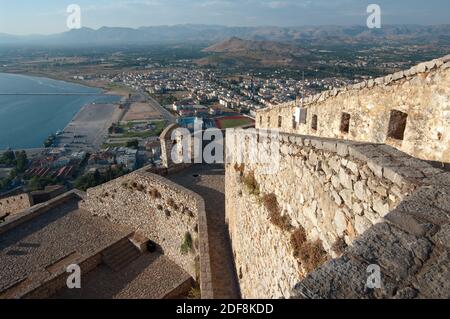 Die imposanten Mauern der Burg Palamidi, im Hintergrund die Bucht und das Dorf Nafplion, Griechenland Stockfoto