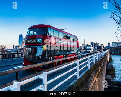 London Bus auf der Waterloo Bridge. Ein roter London Routemaster Bus auf der Waterloo Bridge im Zentrum von London. Stockfoto