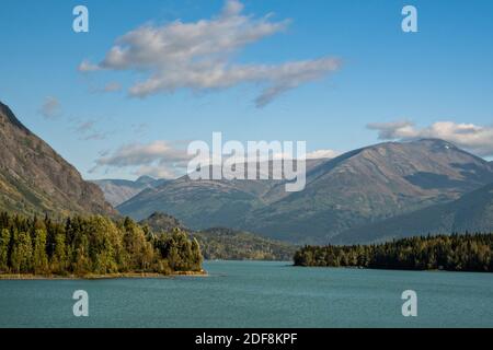 Das klare Bergwasser des Kenai Lake und die Berge im Chugach National Forest in Cooper Landing, Alaska. Der gemäßigte Regenwald des Chugach National Forest ist der zweitgrößte Nationalwald der Vereinigten Staaten. Stockfoto