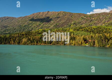 Das klare Bergwasser des Kenai Lake und die Berge im Chugach National Forest in Cooper Landing, Alaska. Der gemäßigte Regenwald des Chugach National Forest ist der zweitgrößte Nationalwald der Vereinigten Staaten. Stockfoto