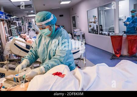 (ANMERKUNG DER REDAKTION: Das Bild enthält grafische Inhalte) EINE Krankenschwester mit persönlicher Schutzausrüstung (PSA) betreut einen 19-Patienten in der Intensivstation des Bochnia-Krankenhauses. Das mittelosteuropäische Land hat die niedrigste Coronavirus-Testrate der Europäischen Union und den höchsten Anteil an positiven Testergebnissen. Polen hat über 1 Million Infektionen überschritten und verzeichnet heute 620 neue COVID-19 Todesfälle. Stockfoto