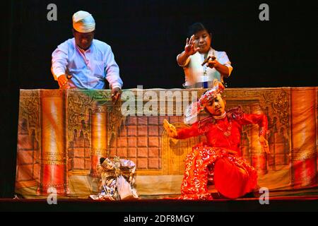 PUPPENSPIEL ist eine uralte Kunst, die das MANDALAY-Marionetten-THEATER lebendig - zu halten, MANDALAY, MYANMAR Stockfoto