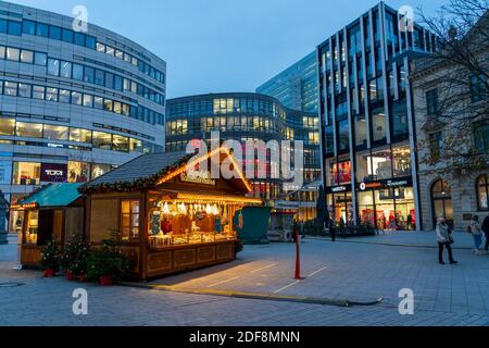 Einkaufsstraße, Schadowplatz, Weihnachtsdekoration, Imbiss während der zweiten Sperre in der Corona Krisen, Düsseldorf, NRW, Deutschland, Stockfoto