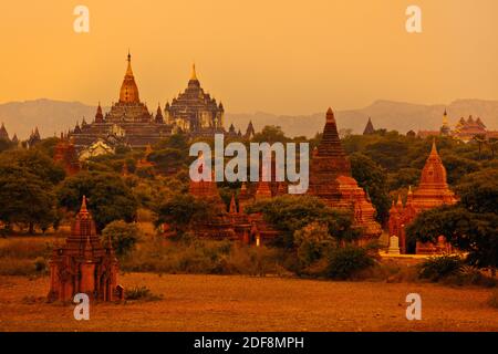 Blick vom OAKKYAUNGGYI Tempel von ANANDA und THATBYINNYU Tempel und die Ebene von BAGAN - MYANMAR Stockfoto