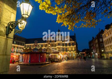 Altstadt, leerer Marktplatz am Rathaus, Weihnachtsschmuck, Imbisse, während der zweiten Sperre in der Corona Krisen, Düsseldorf, NRW, Ge Stockfoto